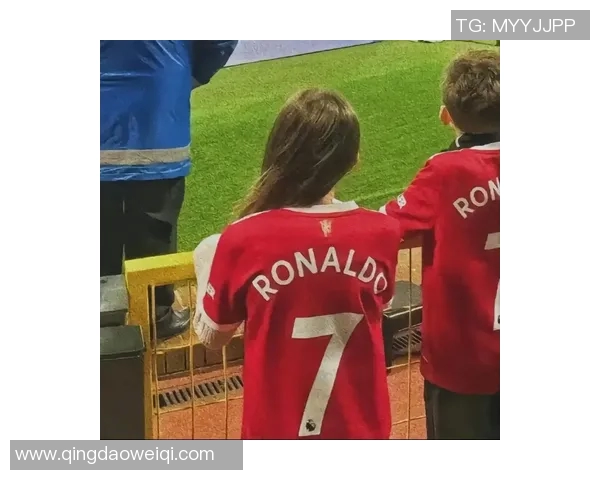 足球明星亲密互动瞬间女星头像大揭秘展现友谊与魅力的完美结合 足球明星亲密互动瞬间女星头像大揭秘展现友谊与魅力的完美结合